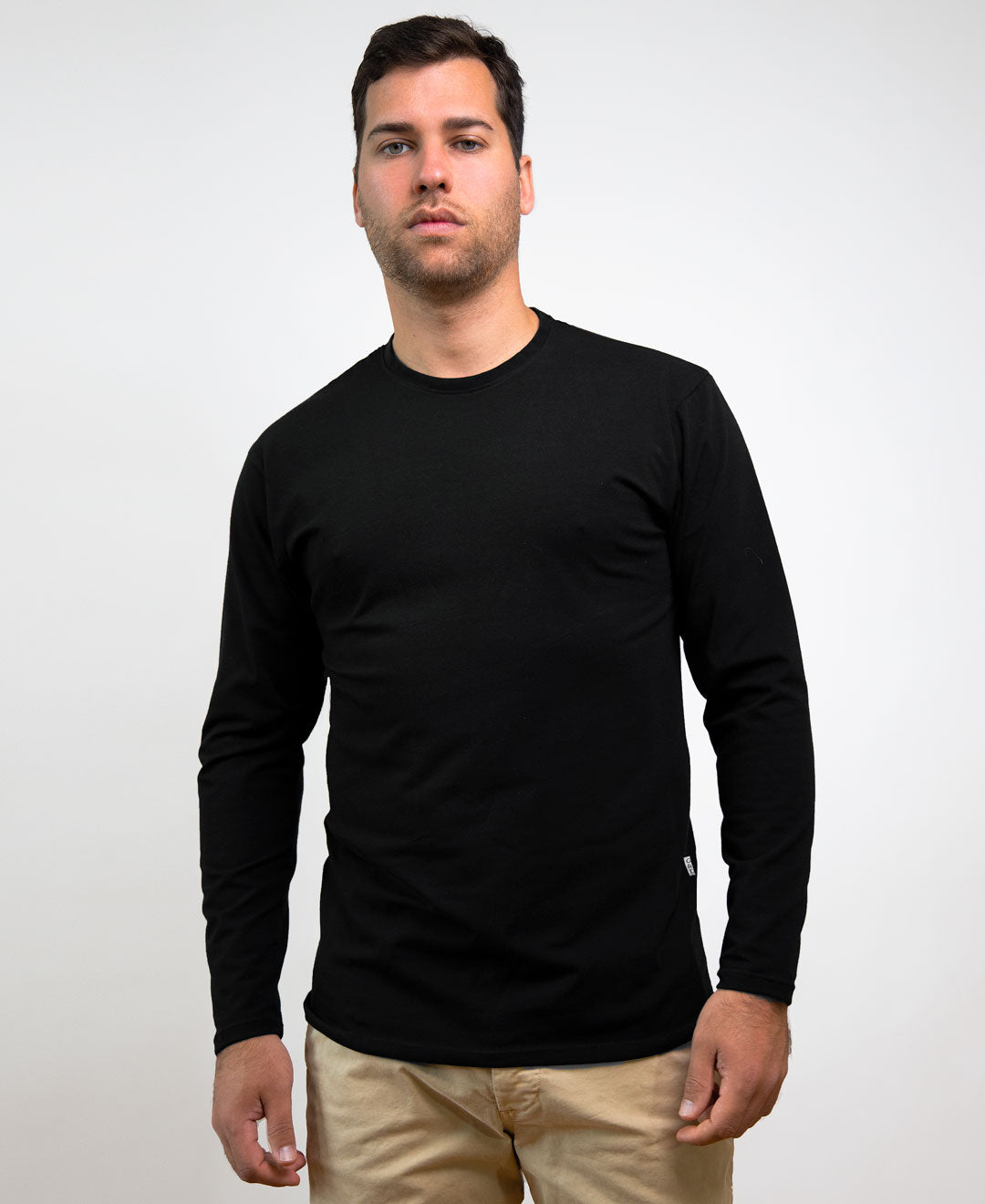 Chandail noir en coton bio fait au Québec